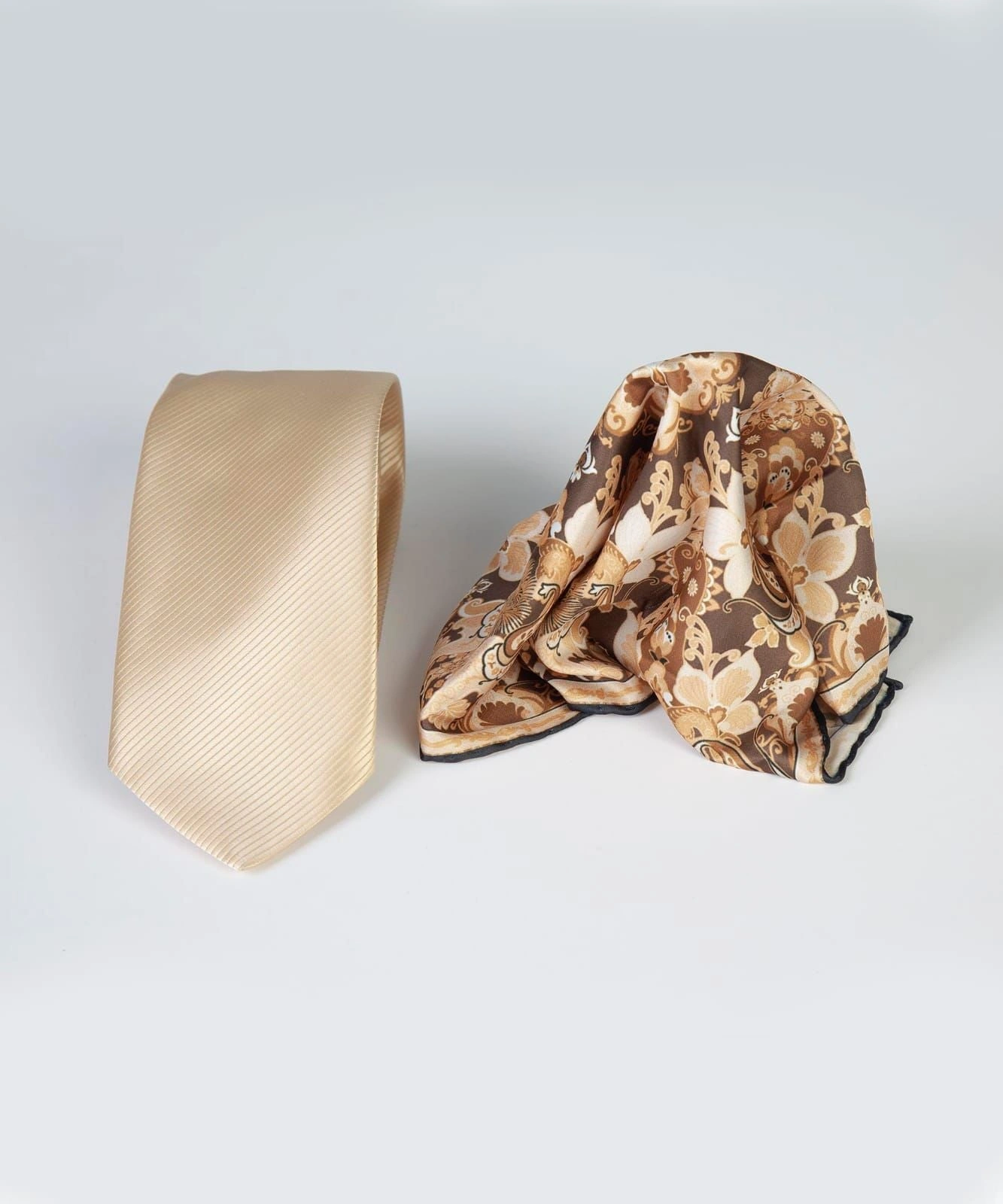Cravate et Pochette: L'Élégance Discrète pour un Style Impeccable, Un Duo Chic pour l'Homme Moderne.