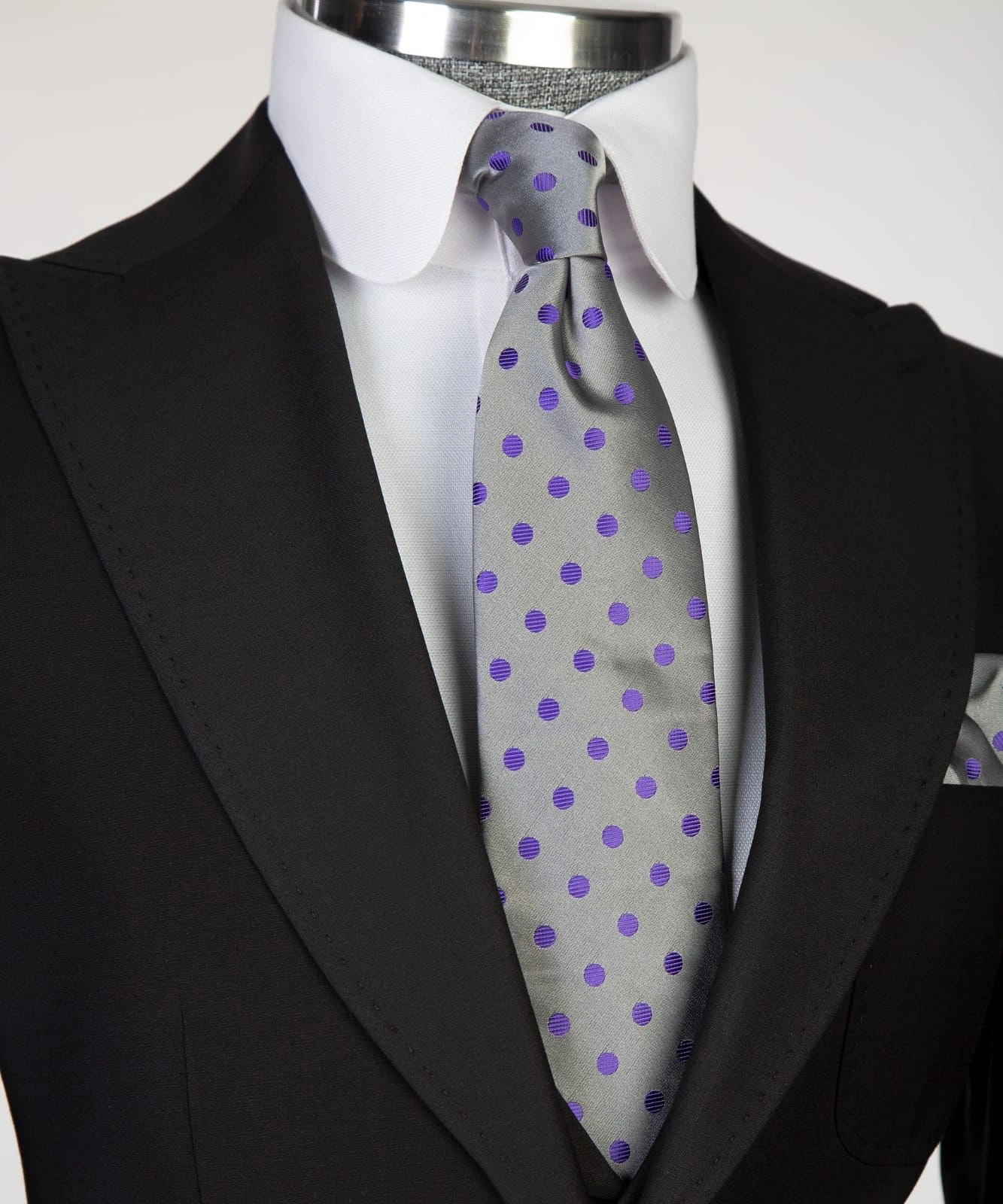 Costume Noir d'Affaires - Élégance et Puissance pour Impressionner Votre Public.