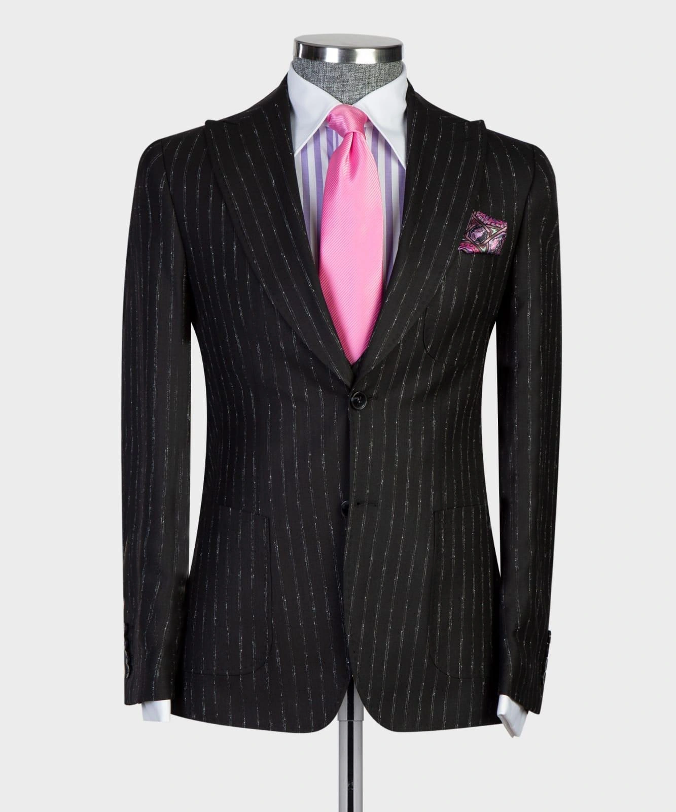Costume à carreaux noirs : L'élégance intemporelle en trois pièces pour un style impeccable et une allure sophistiquée.