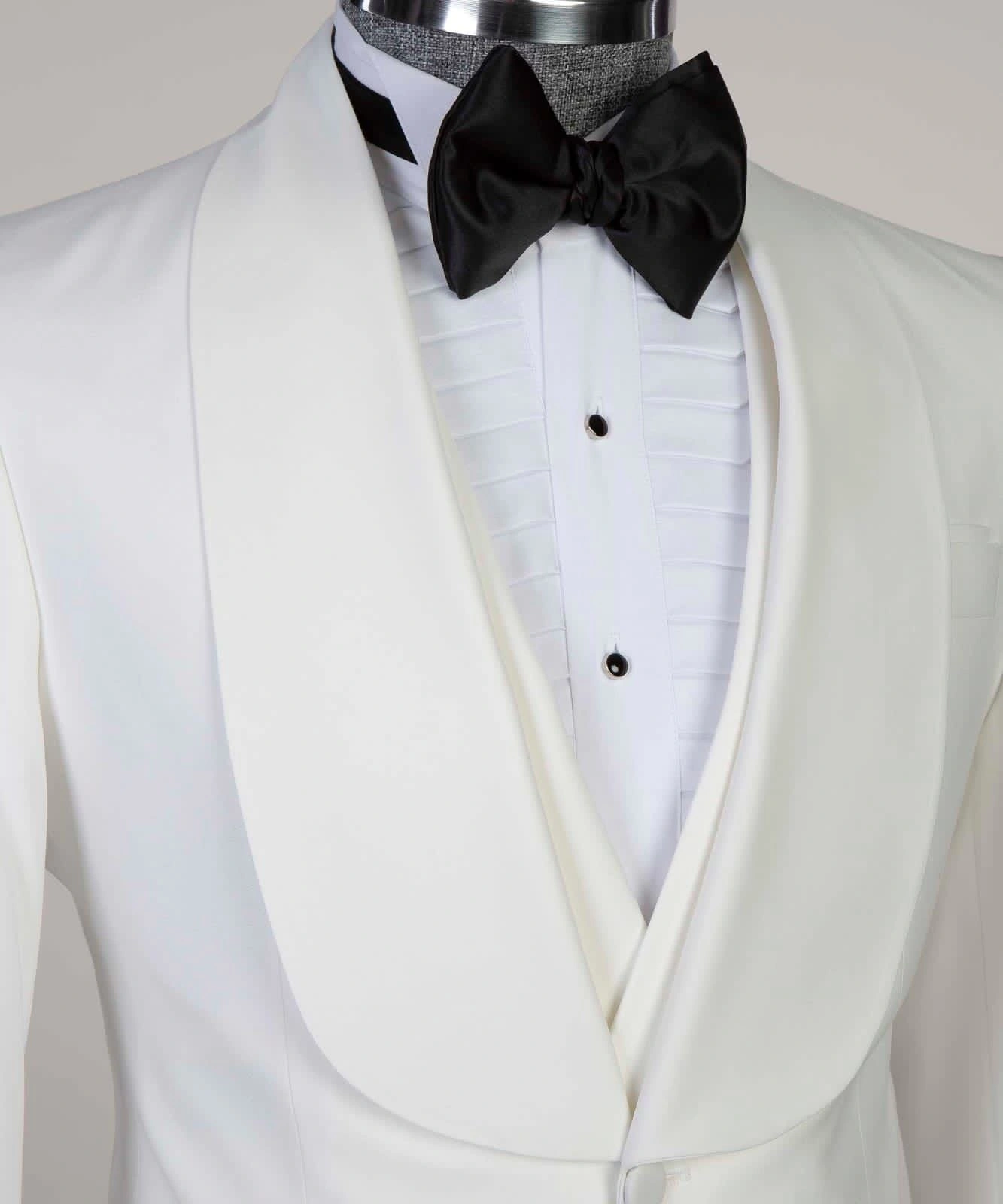 Le smoking blanc classique: Élégance intemporelle, charme irrésistible, parfait pour vos soirées mémorables!