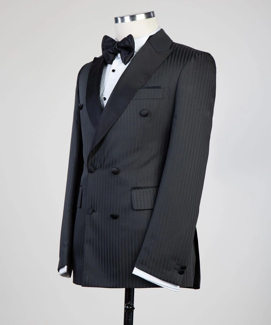 Le smoking noir impeccable, double boutonnage, le style intemporel pour une élégance suprême.